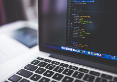 多系统工具箱自动化脚本编辑器界面，JSON任务流配置页面，深色主题专业感强